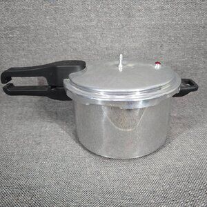 IMUSA 4.2 Qt. Aluminum Pressure Cooker A417-80809  New Open Box never used.